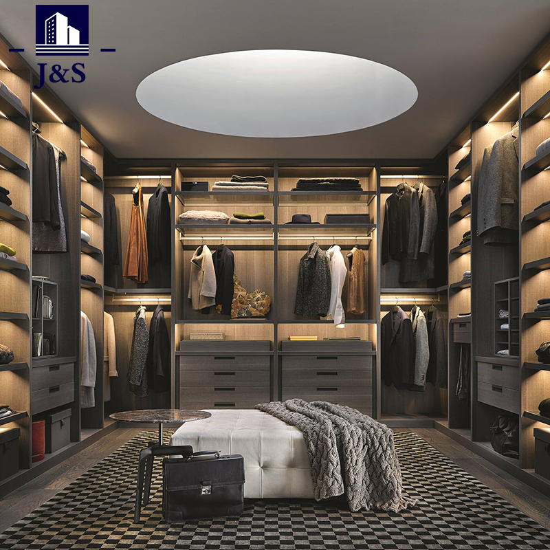 نصائح لتخزين الملابس في Walk in Closet