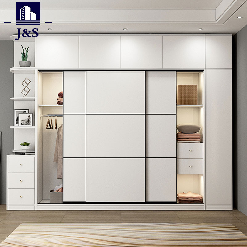 هل تعرف جميع خيارات التصميم لخزانة الملابس مع الباب؟