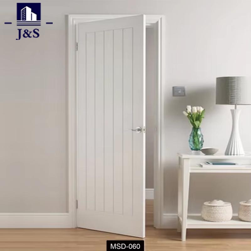 أبواب داخلية بيضاء حديثة